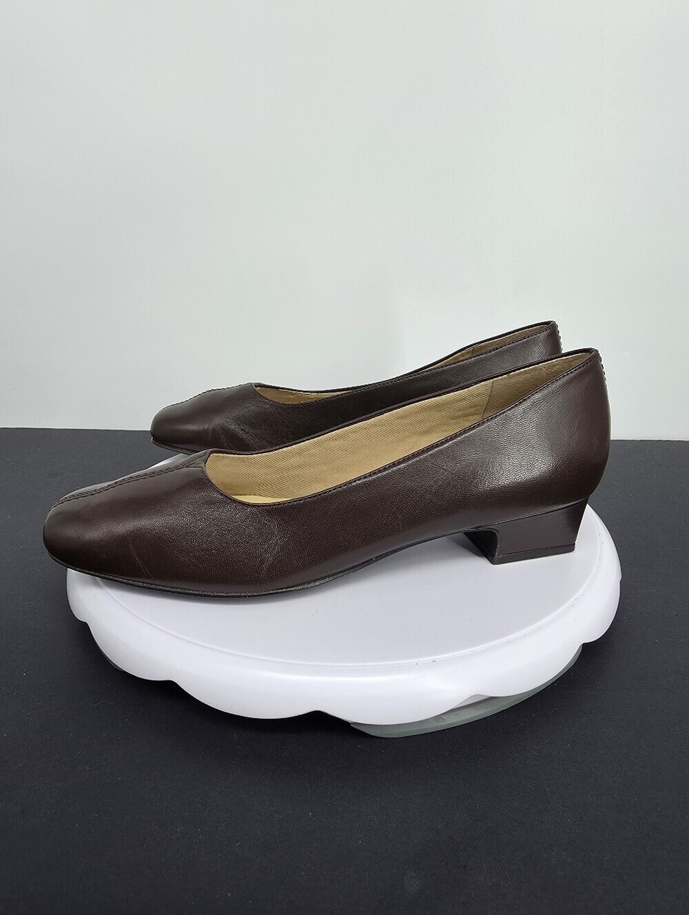 Trotters Doris Brown Leather Low Block Heel Dress Pumps Shoes Womens 9.5 N